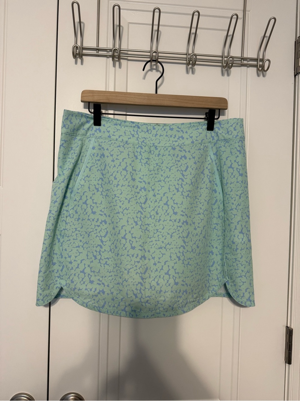 EUC Vineyard Vines Performance Printed Skirt in Calm Water Size 12